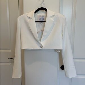 Alexia Admor - Pearl Button Cropped Blazer with Shoulder Pads